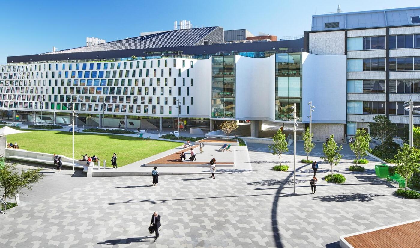 Gedung Kampus Siang Hari